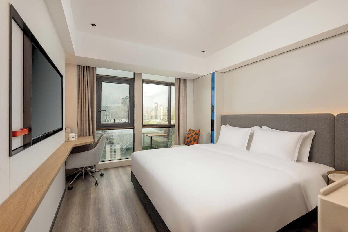 1 bedroom, down duvets, desk, blackout curtains