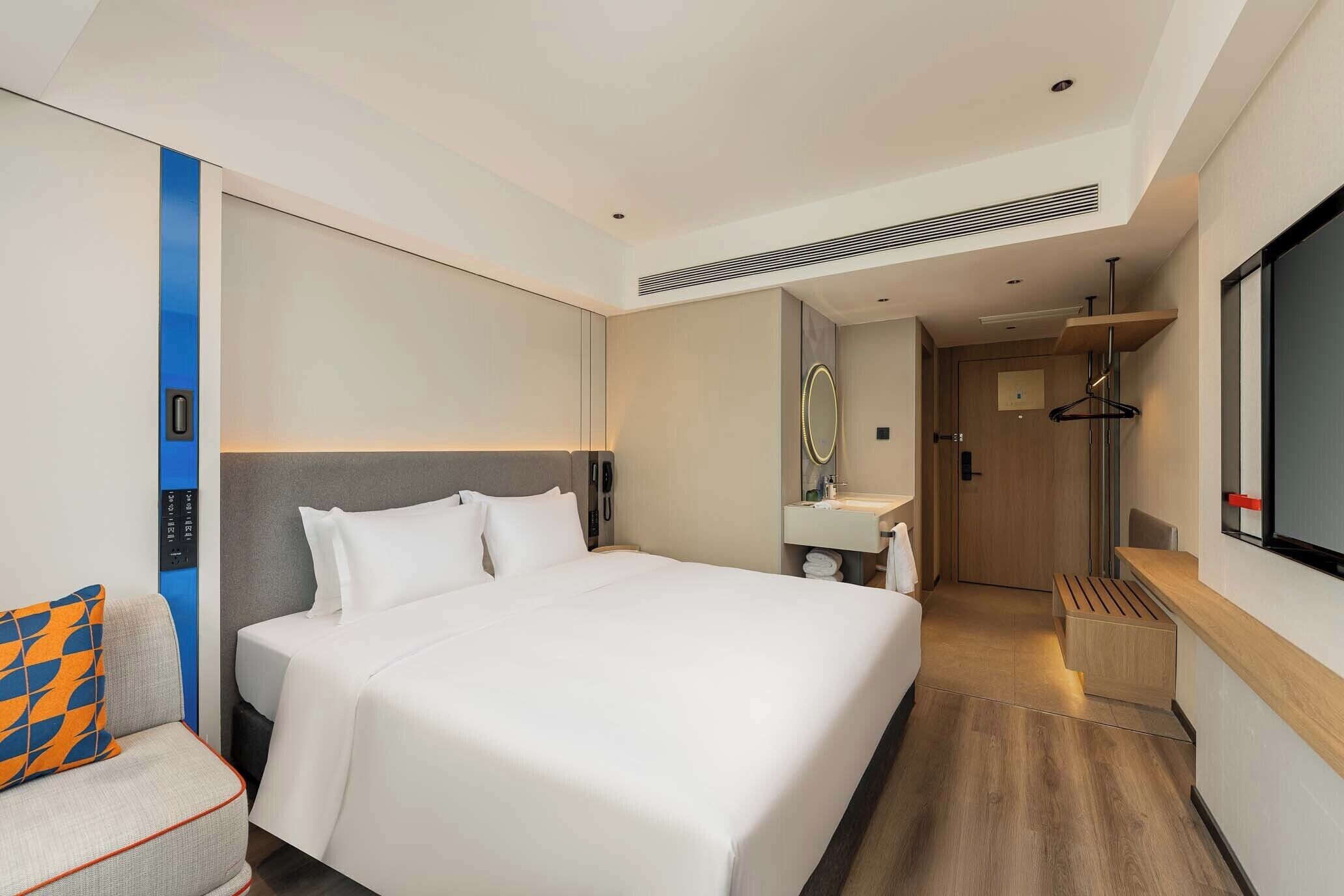 1 King Standard | Down comforters, desk, blackout drapes, soundproofing