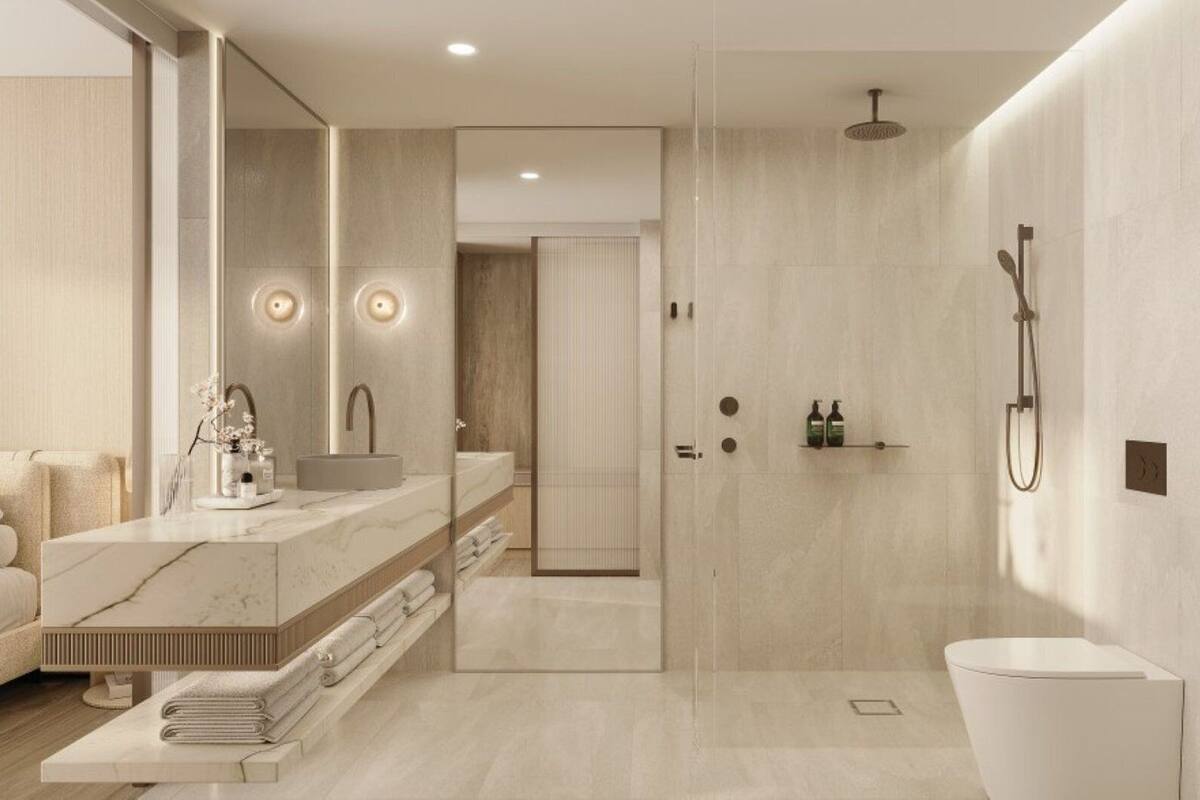Une salle de bain moderne avec un meuble-lavabo en marbre, un grand miroir, une douche et des toilettes.