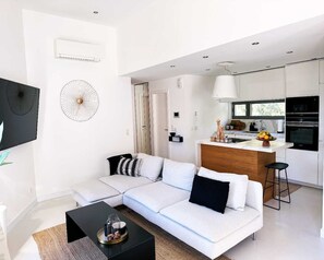 Smart TV, fireplace, stereo