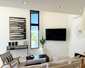 Smart TV, fireplace, stereo