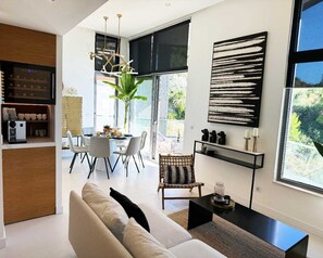 Smart-TV, Kamin, Stereoanlage