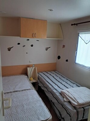 3 bedrooms, travel cot, WiFi, bed sheets