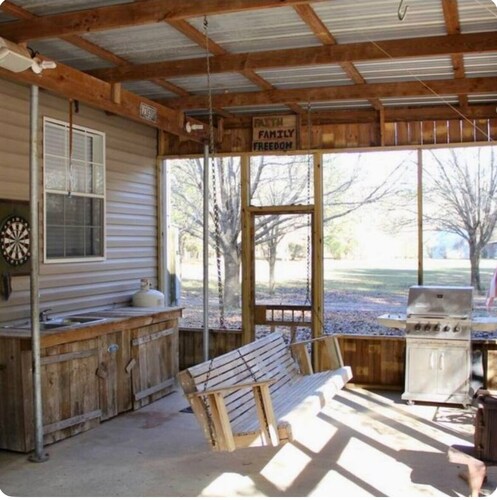 Charming 3-bedroom cabin in welcoming Crosby with WiFi, AC