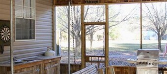 Charming 3-bedroom cabin in welcoming Crosby with WiFi, AC