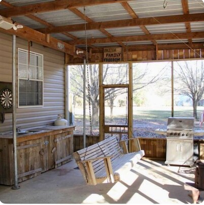 Charming 3-bedroom cabin in welcoming Crosby with WiFi, AC