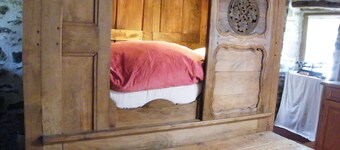 Traditional farmhouse with large garden. Porsliogan beach 500m away on foot.