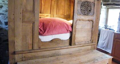 Traditional farmhouse with large garden. Porsliogan beach 500m away on foot.