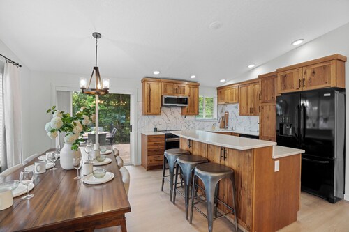 Spacious 5-bedroom farmhouse with WiFi and AC in enchanting Vancouver