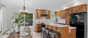 Spacious 5-bedroom farmhouse with WiFi and AC in enchanting Vancouver