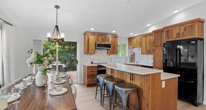 Spacious 5-bedroom farmhouse with WiFi and AC in enchanting Vancouver