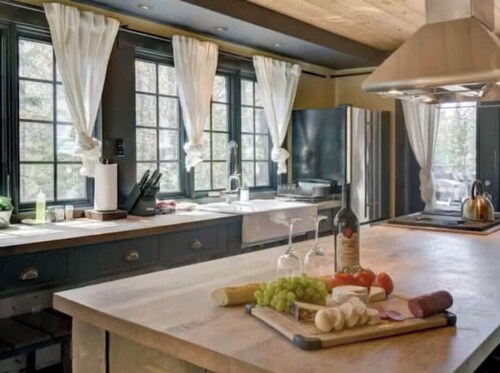 Grand Loft, Lake, Pool table, 2 beds, Jacuzzi, 10 minutes from Casino Lac Lemay,