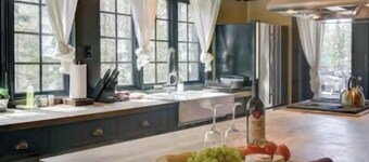 Grand Loft, Lake, Pool table, 2 beds, Jacuzzi, 10 minutes from Casino Lac Lemay,