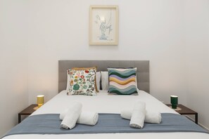 1 chambre, bureau, fer et planche à repasser, lit parapluie