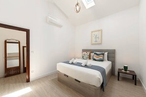 1 dormitorio, escritorio, tabla de planchar con plancha y cuna de viaje