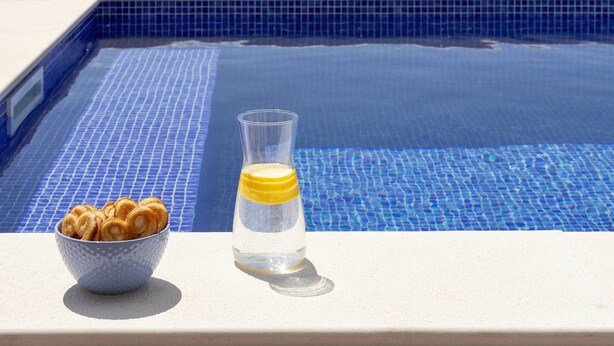 En pool med fri utsikt över ett kuperat landskap.