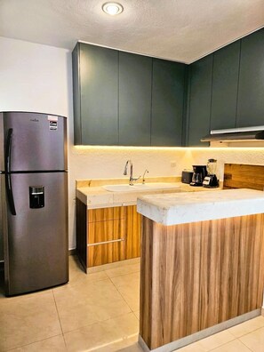 アパートメント ベッド (複数台) (Pelicanos, 2Bedroom 2Bathrooms) | 専用キッチン