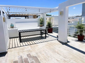Appartement, plusieurs lits (Pelicanos, 2Bedroom 2Bathrooms) | Restauration extérieure