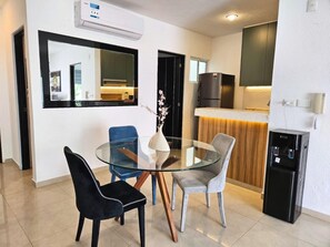 Apartment, Mehrere Betten (Pelicanos, 2Bedroom 2Bathrooms) | Speisen