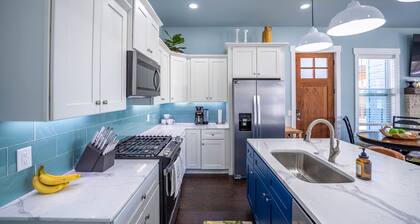 Lakehouse/3 bd/2bath/sleeps 10/neighborhood pool