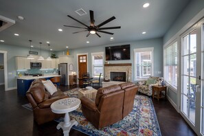 Smart-TV, Kamin, Bücher