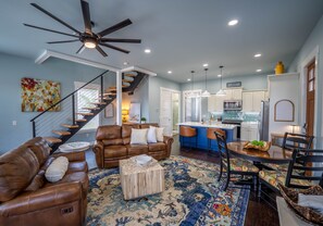 Smart-TV, Kamin, Bücher