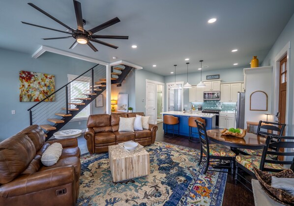 Smart-TV, Kamin, Bücher