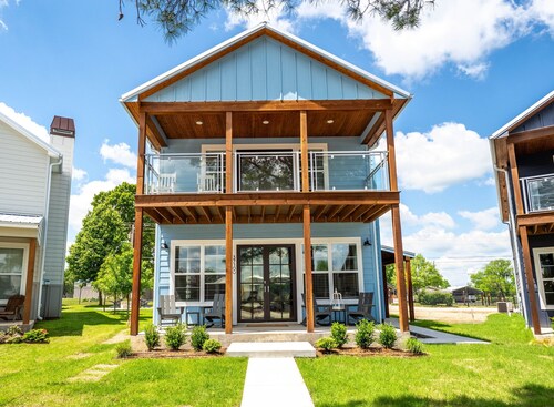 Lakehouse/3 bd/2bath/sleeps 10/neighborhood pool