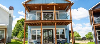 Lakehouse/3 bd/2bath/sleeps 10/neighborhood pool