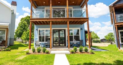 Lakehouse/3 bd/2bath/sleeps 10/neighborhood pool