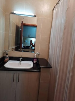 Douche, serviettes fournies, savon, papier toilette