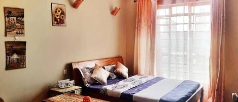 Een strijkplank/strijkijzer, wifi, beddengoed