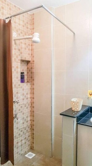 Doccia, asciugamani, sapone, carta igienica