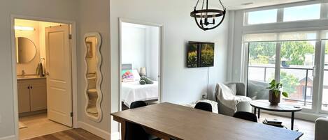 3 habitaciones, tabla de planchar con plancha, wifi y ropa de cama