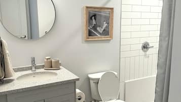 Haartrockner, Handtücher, Seife, Toilettenpapier