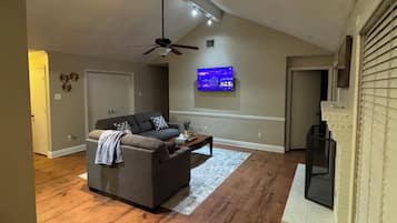 Smart TV, chimenea y monitor de computadora