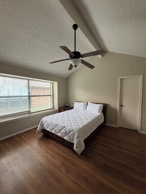 3 bedrooms, desk, iron/ironing board, free WiFi - Charming 3 Bedroom House In Rowlett Near Lake (Rowlett)