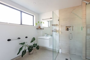 Dusche, Haartrockner, Handtücher, Seife