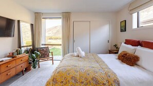 Una camera da letto con un letto, una scrivania, una sedia e una finestra.