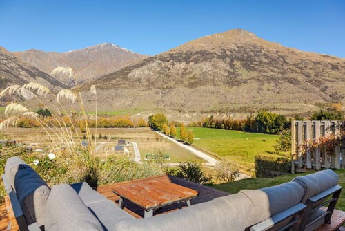 Charming Retreat – Breathtaking Mountain Views