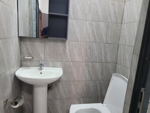 Douche, sèche-cheveux, bidet, serviettes fournies