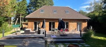 La parenthèse verte et bleue, upscale home in the pines