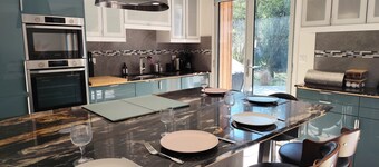 La parenthèse verte et bleue, upscale home in the pines