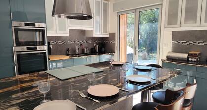 La parenthèse verte et bleue, upscale home in the pines