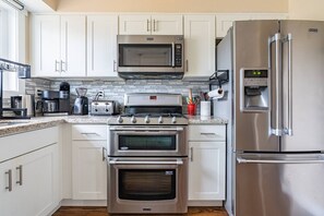 Refrigerador, microondas, horno y parrilla de estufa 