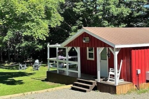 Cozy Rustic Cabin w/Hot Tub