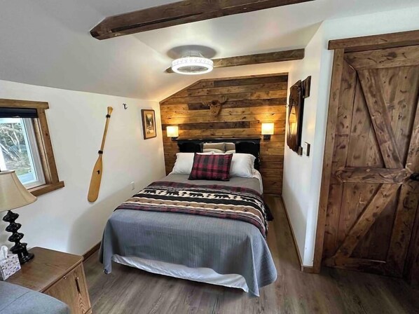 1 bedroom, WiFi, bed sheets - Cozy Rustic Cabin w/Hot Tub (Valley Road)