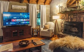 Smart-tv, eldstad, dvd-spelare och bordsfotboll