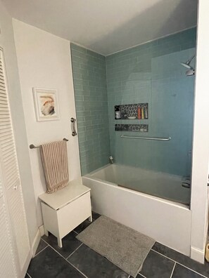 ヘアドライヤー、ビデ、タオル、トイレットペーパー