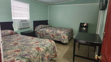 Escritorio, wifi gratis y ropa de cama